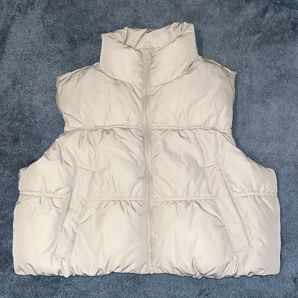 H&M Divided off white cropped sleevelss puffer